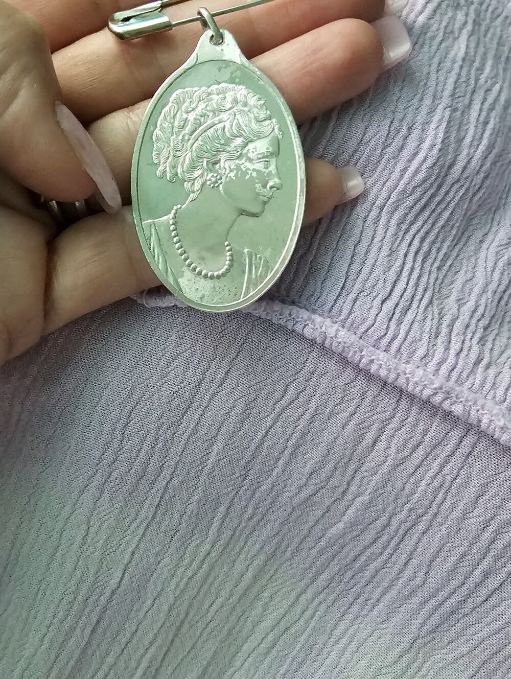PAMP Suisse 1/2 oz .999 fine silver Lady Fortuna cameo bar pendant, of 1/2 oz - Picture 2 of 8